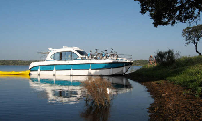 Modernes Hausboot für 4 Personen mit Terrasse