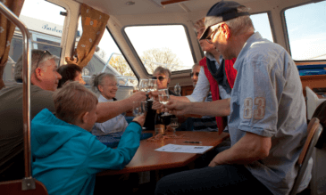 Hausboot Wohnraum mit Gruppe